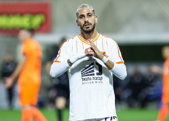 אלמוג בוזגלו שחקן בני יהודה מסמן חצי לב