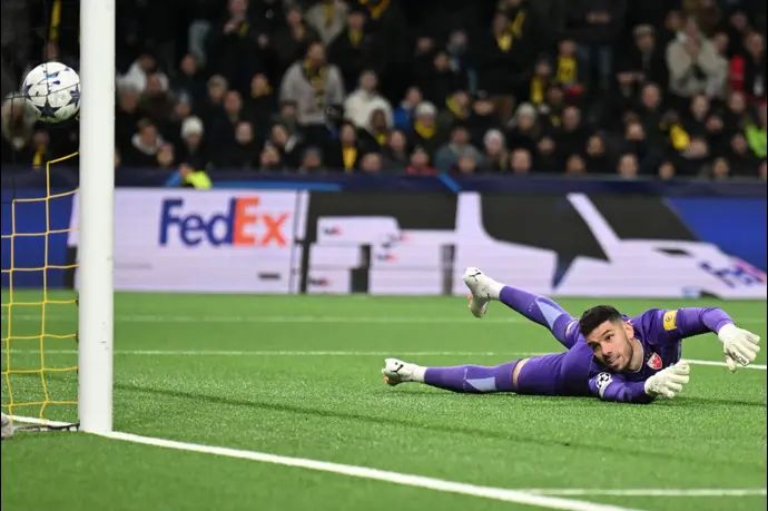 שוער הכוכב האדום בלגרד עומרי גלזר סופג שער מול יאנג בויז