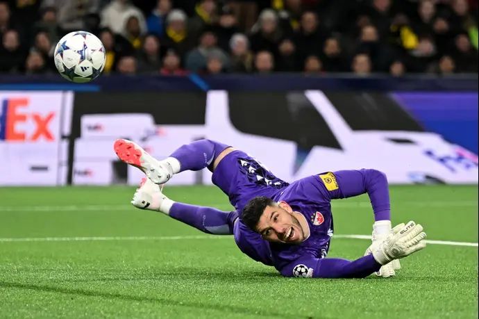 שוער הכוכב האדום בלגרד עומרי גלזר סופג שער מול יאנג בויז