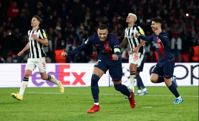 קיליאן אמבפה שחקן פריז סן ז'רמן חוגג שער