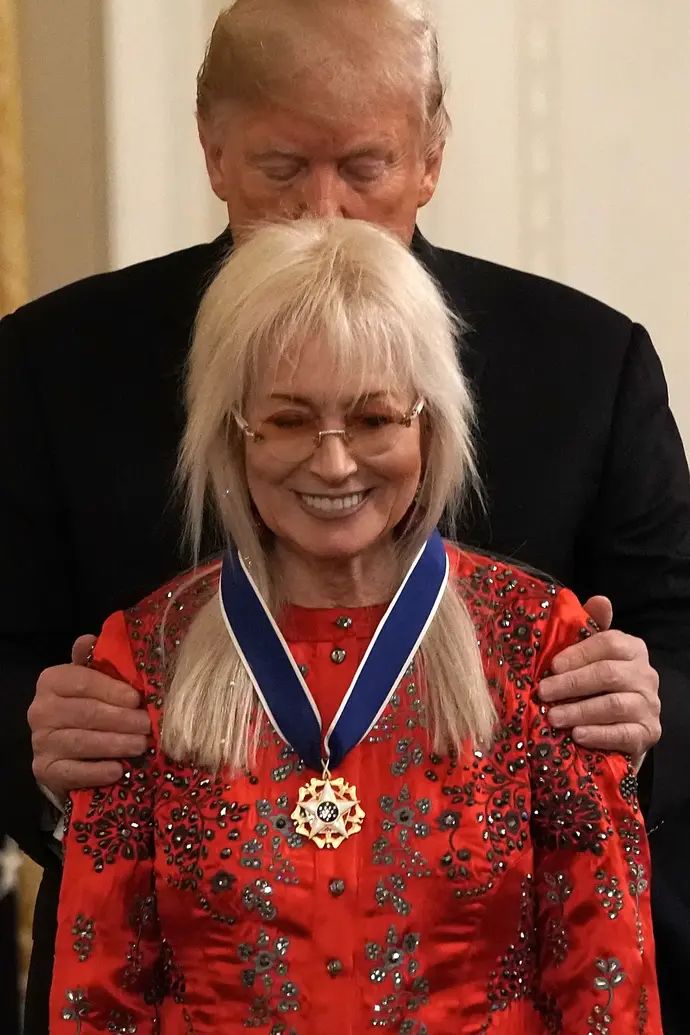 מרים אדלסון לצד דונלד טראמפ