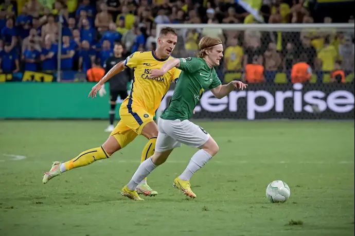 שחקן בריידאבליק אלכסנדר סיגורדארסון מול שחקן מכבי תל אביב אנריק סבוריט