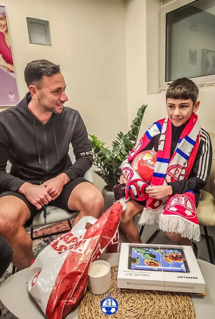 איתן יהלומי עם אופיר מרציאנו, שוער הפועל באר שבע