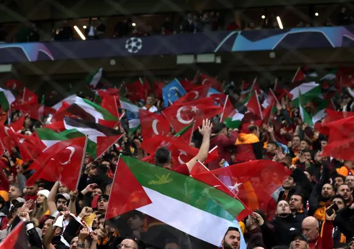 דגלי פלסטין ודגלי טורקיה ביציע אוהדי גלאטסראיי