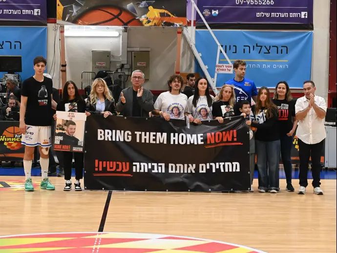 שחקן עירוני רמת גן אדם אריאל עם משפחת החטוף איתי חן, שחקן בני הרצליה ווילי וורקמן עם משפחת החטוף עומר שם טוב