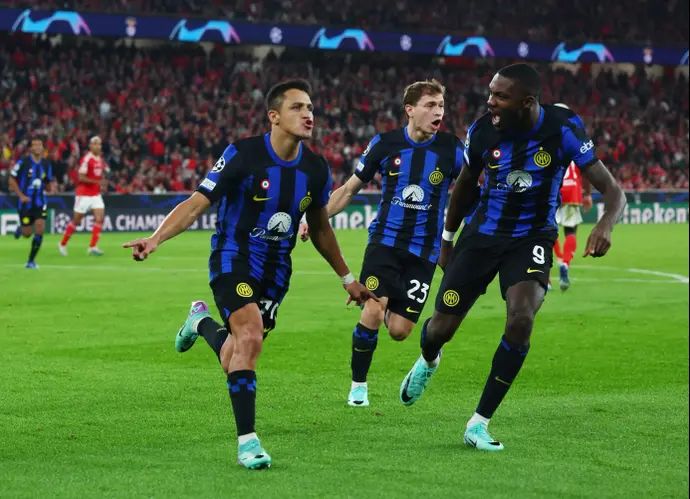 אלכסיס סאנצ'ס שחקן אינטר חוגג שער עם מרכוס תוראם