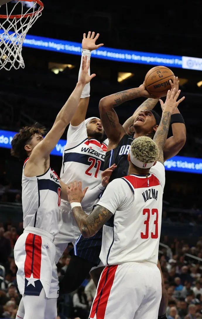 דני אבדיה, שחקני וושינגטון וויזארדס, מול פאולו באנקרו שחקן אורלנדו מג'יק