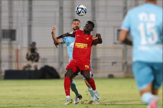 אבנעזר ממאטה שחקן מ.ס. אשדוד לפני לורנצו פרמאטי שחקן מכבי פתח תקוה