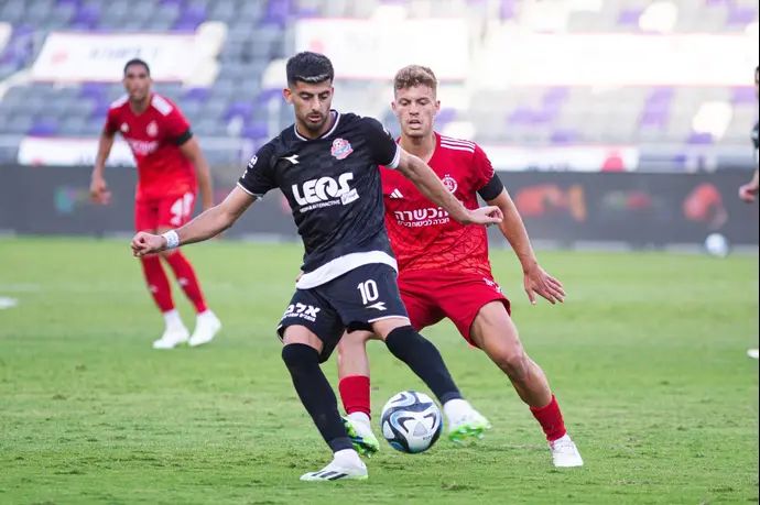 תומר יוספי שחקן הפועל חיפה לפני אל ים קנצפולסקי שחקן הפועל תל אביב