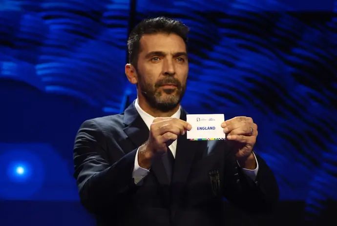 ג'אנלואיג'י בופון שוער נבחרת איטליה לשעבר עם הפתק של נבחרת אנגליה בהגרלת יורו 2024