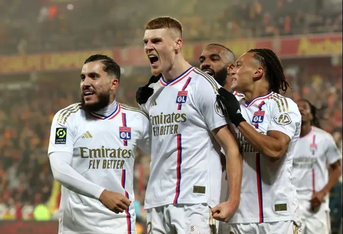 ג'ייק אובריאן שחקן ליון חוגג שער