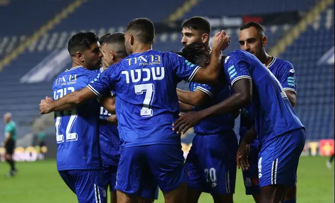 שחקני הפועל פתח תקוה חוגגים עם פורצ'ן באסי
