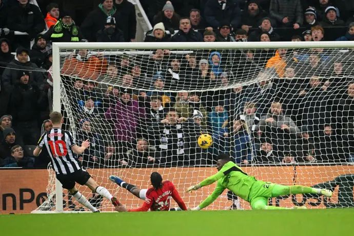 אנתוני גורדון ניוקאסל כובש נגד מנצ'סטר יונייטד