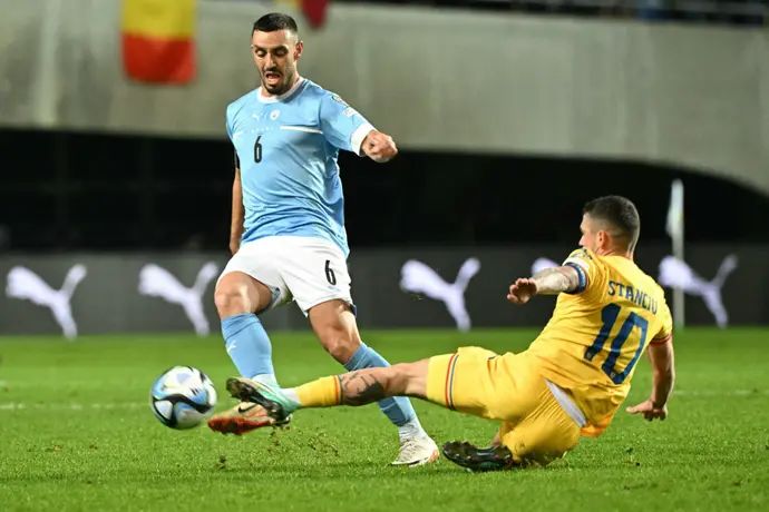 נטע לביא שחקן נבחרת ישראל מול ניקולאה סטנצ'ו שחקן נבחרת רומניה