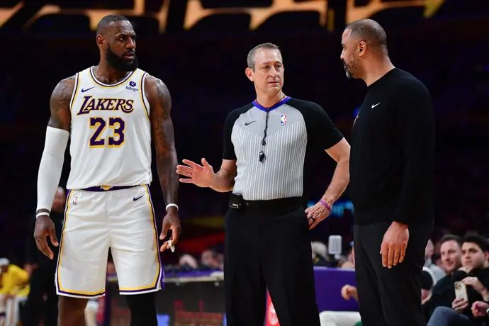 לברון ג'יימס מתעמת עם מאמן יוסטון אימה אודוקה