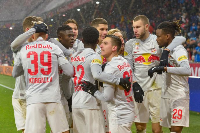 אוסקר גלוך שחקן רד בול זלצבורג חוגג עם חבריו