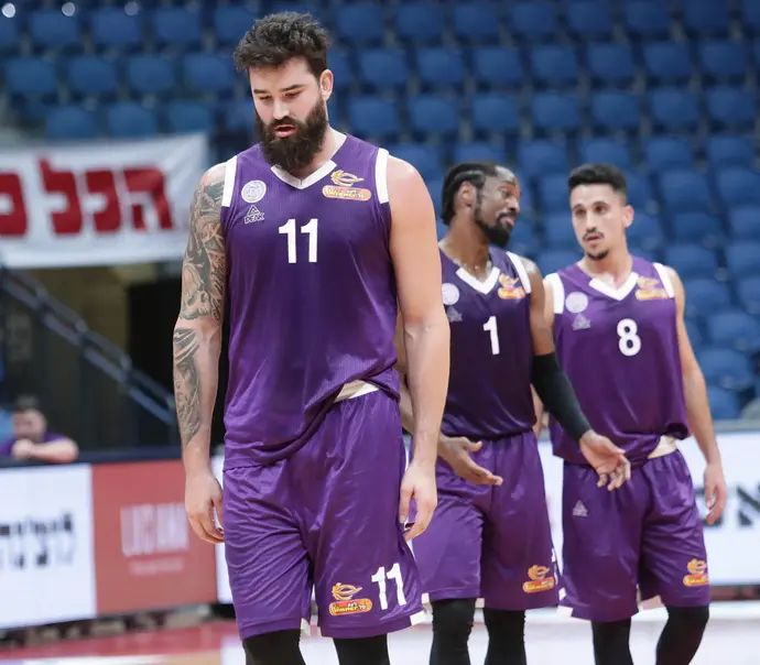 שחקן עירוני נהריה ג'ו אלכסנדר עם אור לאומי, קיילין לוקאס