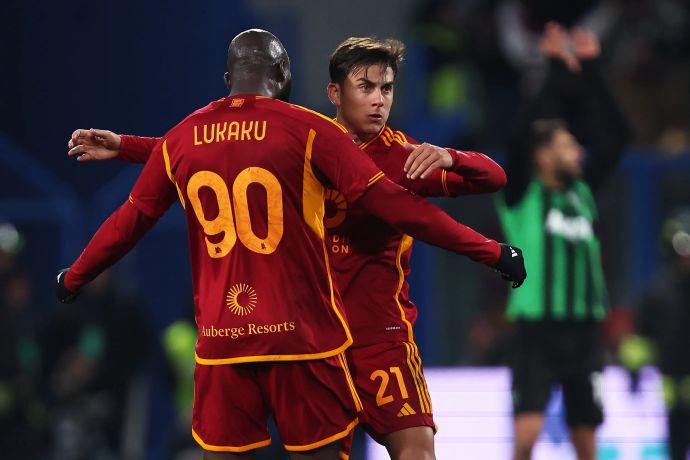 פאולו דיבאלה שחקן רומא חוגג עם רומלו לוקאקו