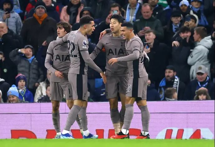 שחקני טוטנהאם חוגגים עם יונג מין סון