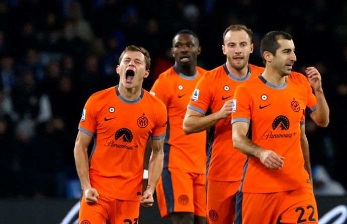 שחקני אינטר חוגגים עם ניקולו בארלה (משמאל)