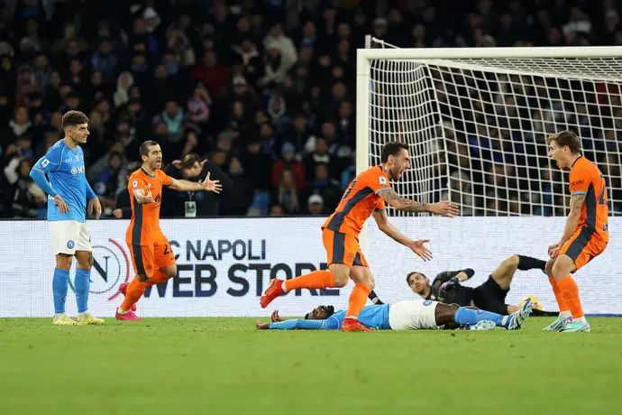 הקאן צ'לחנוילו חוגג יחד עם ניקולו בארלה אינטר