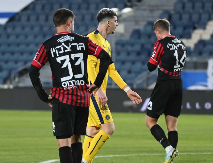 דור תורג'מן שחקן מכבי תל אביב לצד מקס גרצ'קין שחקן הפועל ירושלים