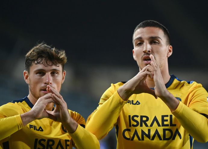 אושר דוידה עם גבי קניקובסקי שחקני מכבי תל אביב