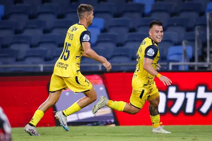 הנרי ואקה שחקן מכבי בני ריינה חוגג שער, מאחוריו עמית מאיר