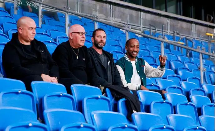 מנשה זלקה קפטן הפועל חדרה ביציע עם הבעלים יקיר שוורץ