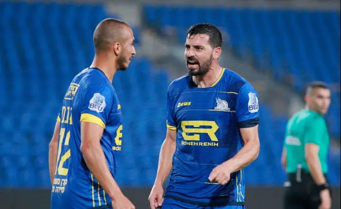 שלומי אזולאי שחקן מכבי בני ריינה חוגג שער עם קייס גאנם