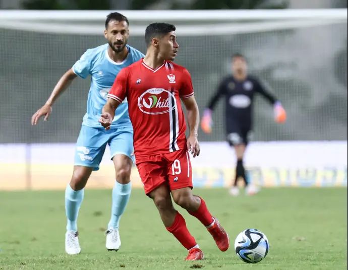 סאהר תאג'י שחקן בני סכנין לפני לורנצו פרמאטי שחקן מכבי פתח תקוה