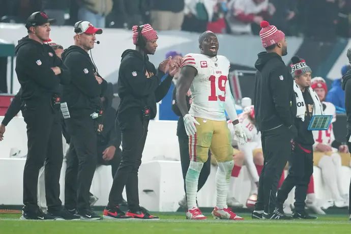 שחקן סן פרנסיסקו פורטי ניינרס דיבו סמואל על הקווים עם המאמן קייל שנאהאן