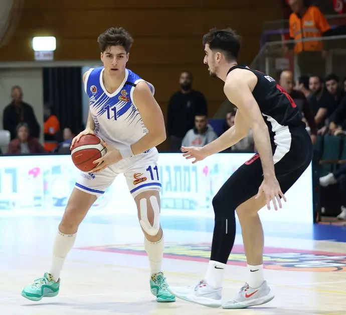 שחקן עירוני רמת גן אדם אריאל