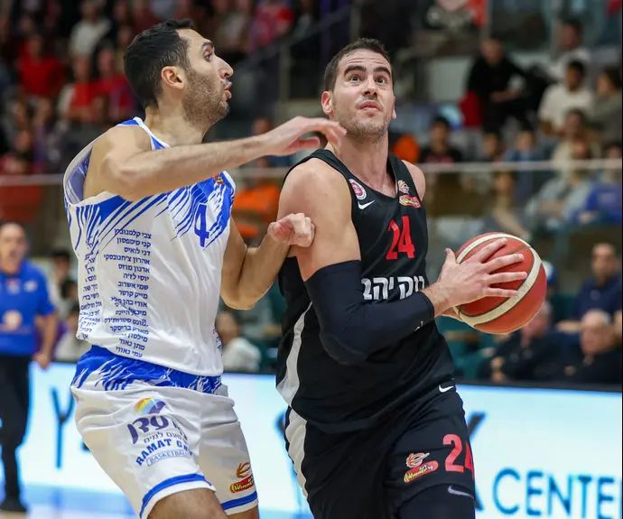 שחקן הפועל ירושלים עוז בלייזר, מול שחקן עירוני רמת גן כרם משעור