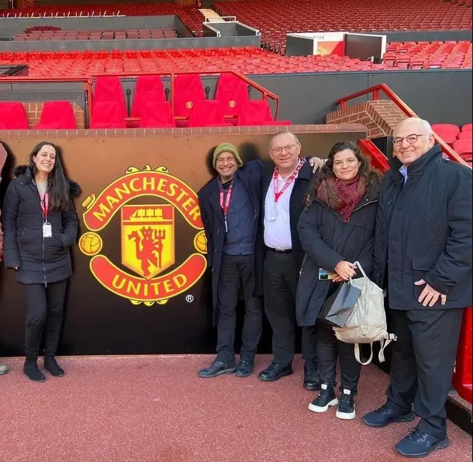 נציגי משפחות החטופים באולד טראפורד