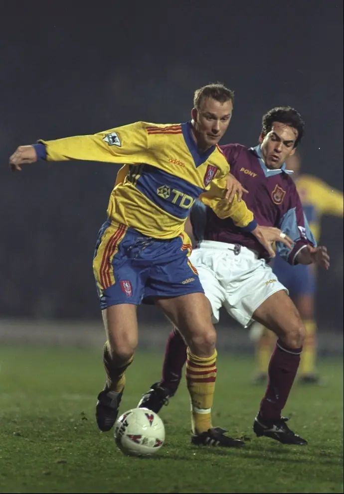 איל ברקוביץ' במדי ווסטהאם מול ניל אמבלם במדי קריסטל פאלאס ב-1997