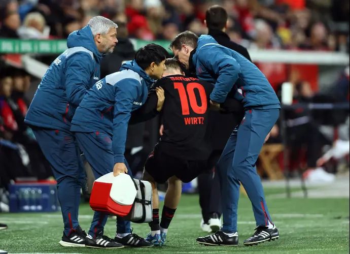 פלוריאן וירץ שחקן באייר לברקוזן לאחר שנפצע