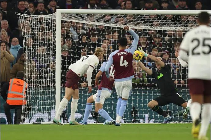 אמיליאנו מרטינס שוער אסטון וילה הודף ארלינג הולאנד מנצ'סטר סיטי