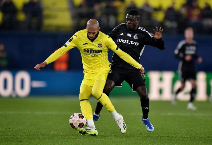 אטיין קאפו שחקן ויאריאל לפני עלי מוחמד שחקן מכבי חיפה