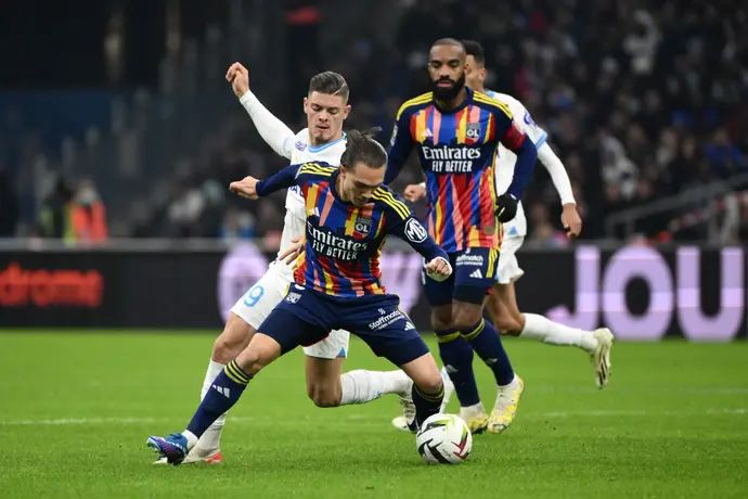 מקסנס קאקרה שחקן ליון לפני ויטיניה שחקן מארסיי, מאחור אלכסנדר לקאזט