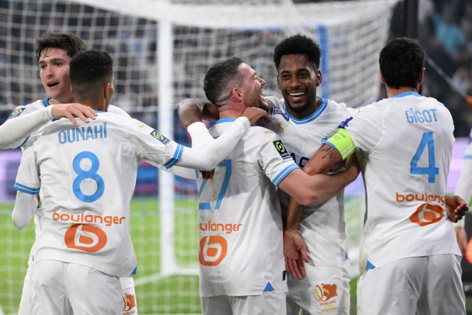 שחקני מארסיי חוגגים עם מייקל מוריו