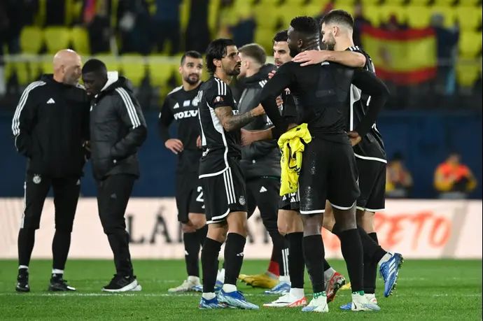 שחקני מכבי חיפה בסיום, ליאור רפאלוב במרכז