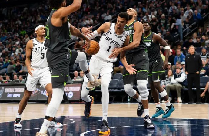 ויקטור וומבניאמה, סן אנטוניו ספרס, מוקף בשחקני מינסוטה טימברוולבס