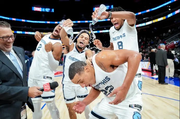 שחקני ממפיס גריזליס חוגגים עם דזמונד ביין