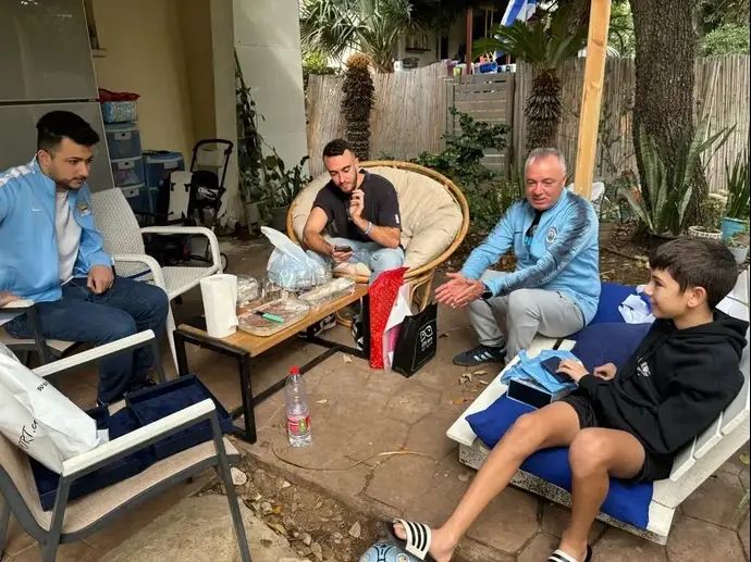 אוהדי מנצ'סטר סיטי בישראל מבקרים את איתן יהלומי