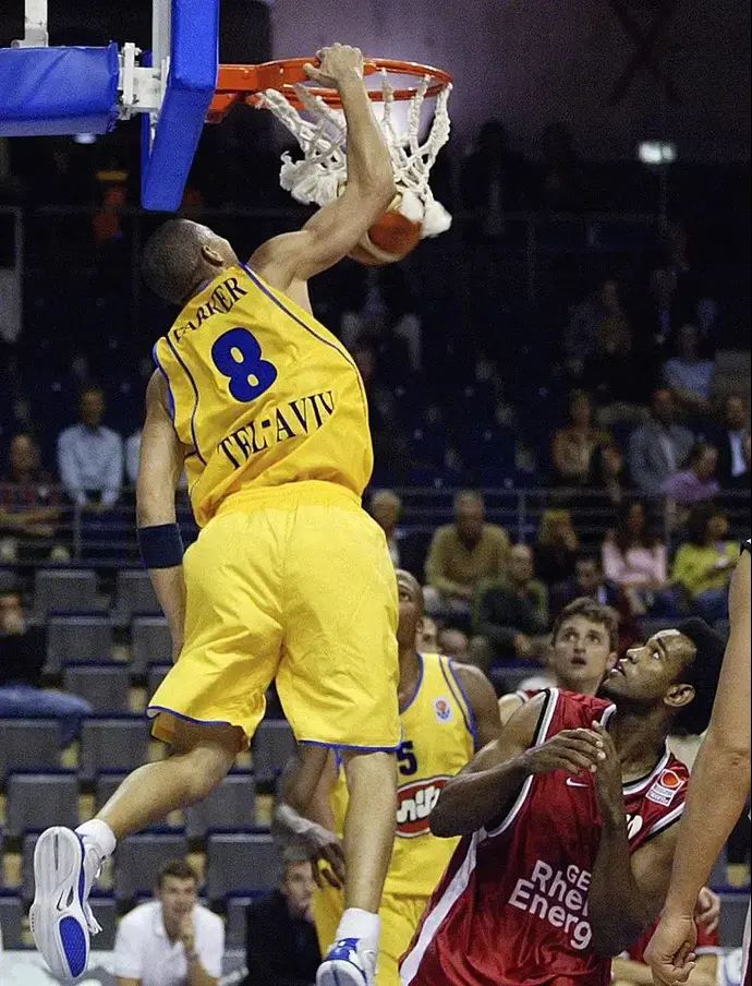 אנתוני פארקר במדי מכבי תל אביב