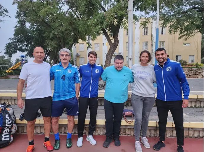 שחקני הווה ועבר של מכבי פתח תקוה: מוחמד הינדי, מוטי ברשצקי, גד בן דרור, שרון צופין, רוני לאופר המנהלת של הקבוצה קורין גלוזמן ומנהל קבוצת הוותיקים&nbsp;מושיקו&nbsp;הרלינג