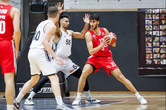 שחקן הפועל ירושלים גבריאל צ'אצ'אשווילי מול שחקן הפועל עפולה נועם אביבי