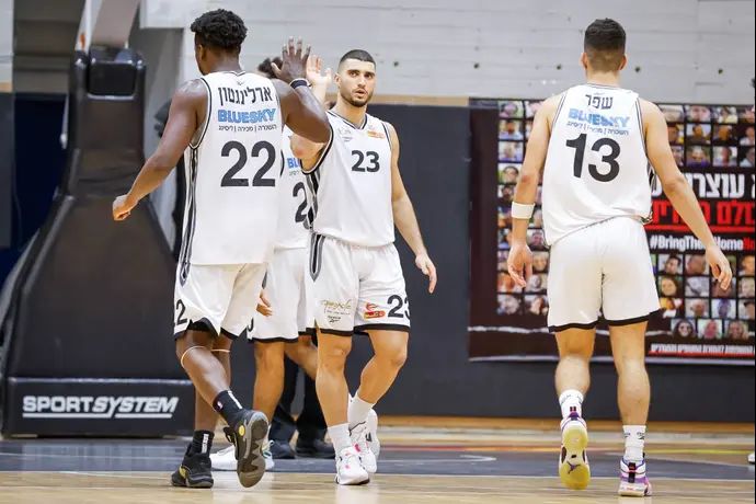 שחקני הפועל עפולה מרסלוס ארלינגטון, ניר שפר, מוריאל לוטאטי