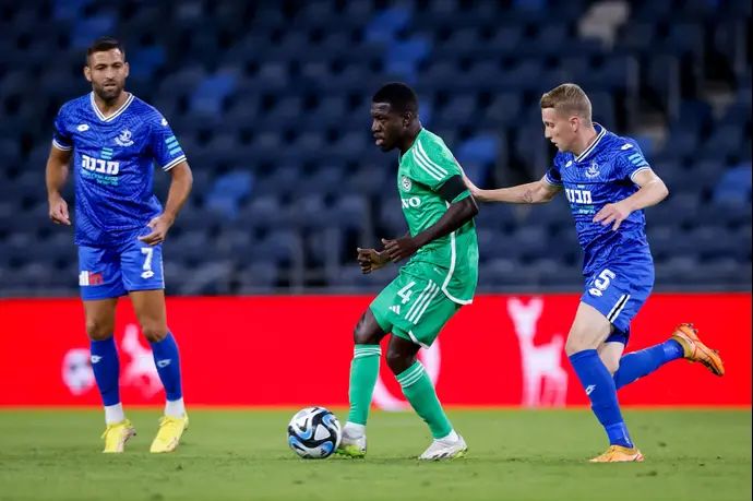 עלי מוחמד שחקן מכבי חיפה לפני סמואל בראון שחקן הפועל פתח תקוה